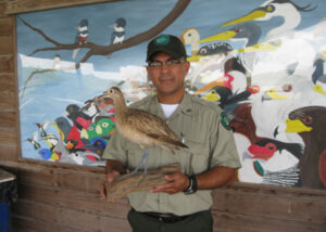 Guide Jose Uribe teaches classes in bird watching. Photo: Bill Keltner/LFN.