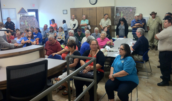 A large crowd of concerned citizens gather in the La Feria City Commission meeting room during the regular meeting of the council to voice their concerns and ask questions about the proposed annexation of properties around the area. Photo: Cayetano Garza Jr./LFN