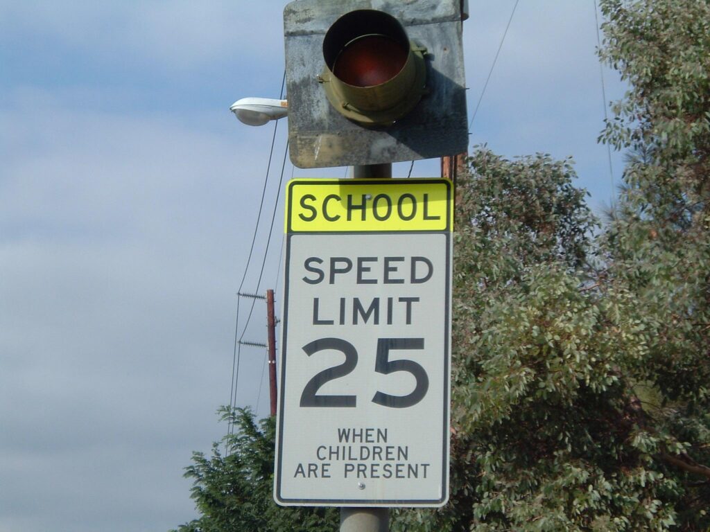 SchoolZone-SpeedLimitSignAndLight