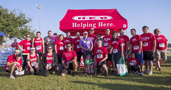 Harlingen’s Morgan Blvd. H.E.B. crew donated their time to provide bottled water and bananas to the participants. Photo: Great Strides RGV/Marty Infante.