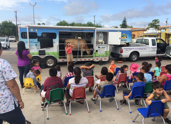 Parents, teachers and staff gather in the parking lot of Little Lions Learning Center in La Feria for the presentation. Photos: Cayetano Garza Jr./LFN.