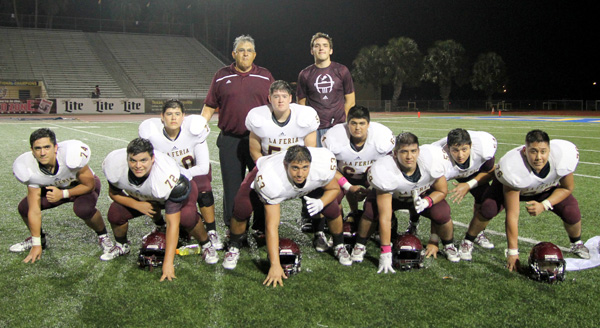 Coach John Martinez celebrating the victory with the offensive line. Photos: David Briones/LFISD