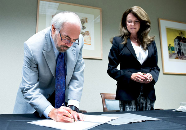 UTRGV President Guy Bailey and NextDecade founder, chairman and CEO Kathleen Eisbrenner signed a memorandum of understanding (MOU) on Wednesday, Aug. 31, 2016, at the president's office on the Edinburg Campus. The partnership’s goal is to foster STEM-based education programs, facilitate research and job training opportunities for UTRGV students, and promote collaboration between academia and industry. Photo: Paul Chouy/UTRGV