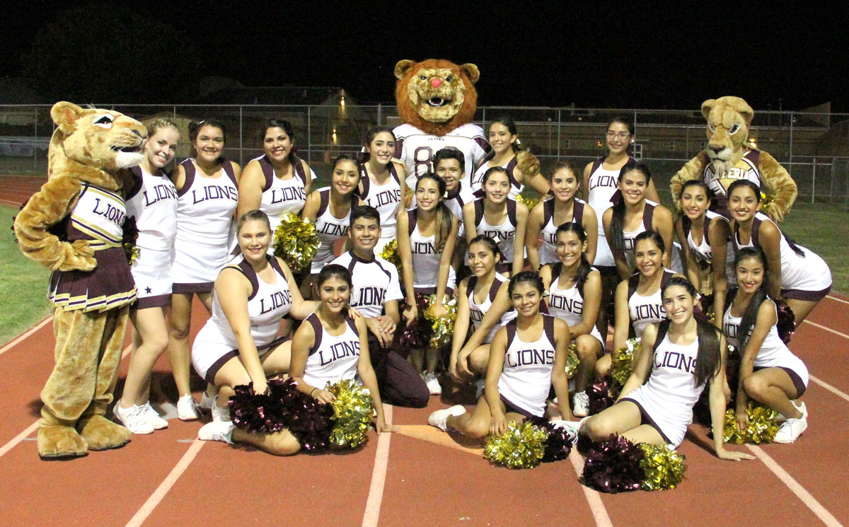 Lion cheerleaders and mascots at the half. Photos: David Briones/LFISD