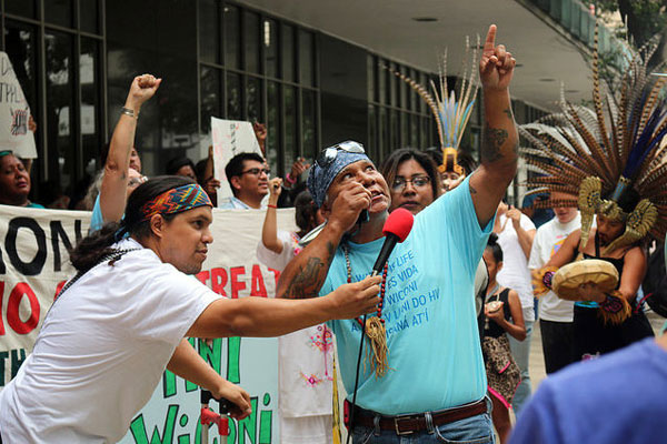 Native Americans and environmental groups protest at the Houston headquarters of Energy Transfer Partners, the contractor building Dakota Access and other pipeline projects. Photo: Grassroots Global Justice Alliance